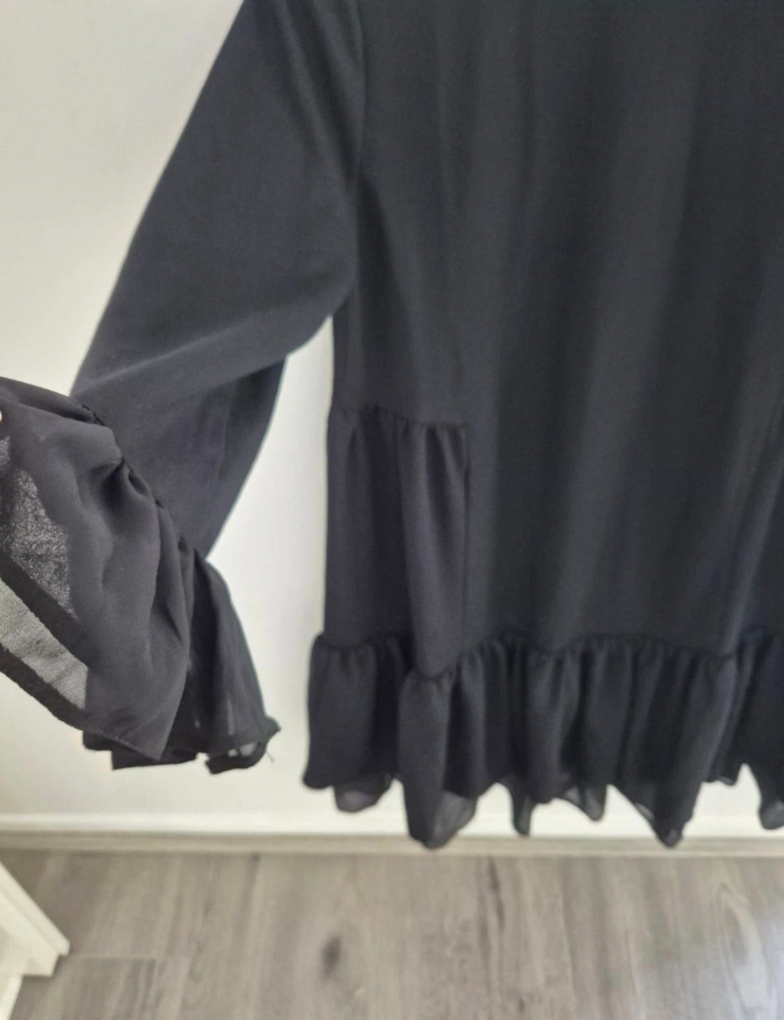 Mango (MNG) vestido túnica preto com babados e decote em V – Tamanho M – photo 7